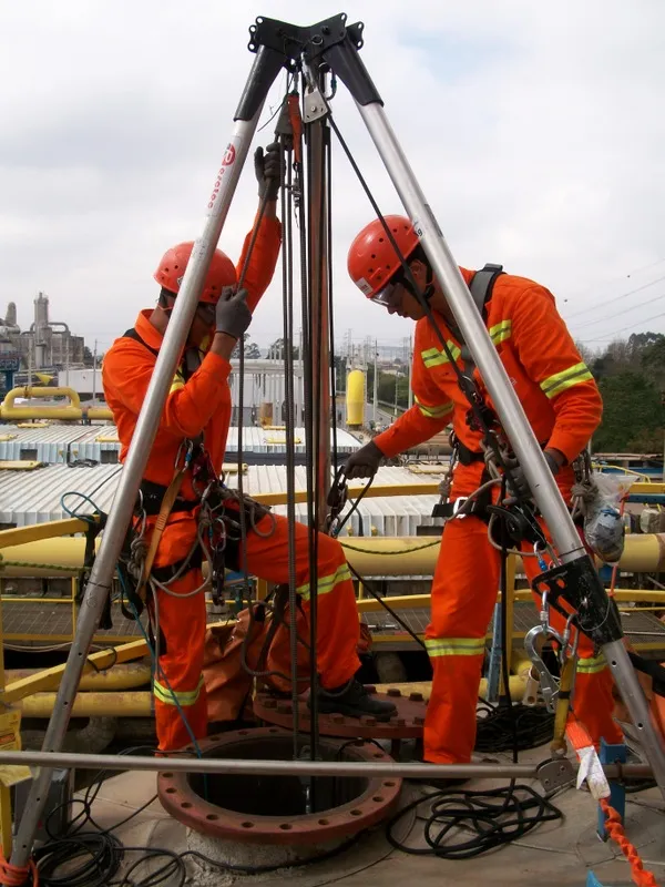 Equipe Acromax em operação de resgate técnico com tripé